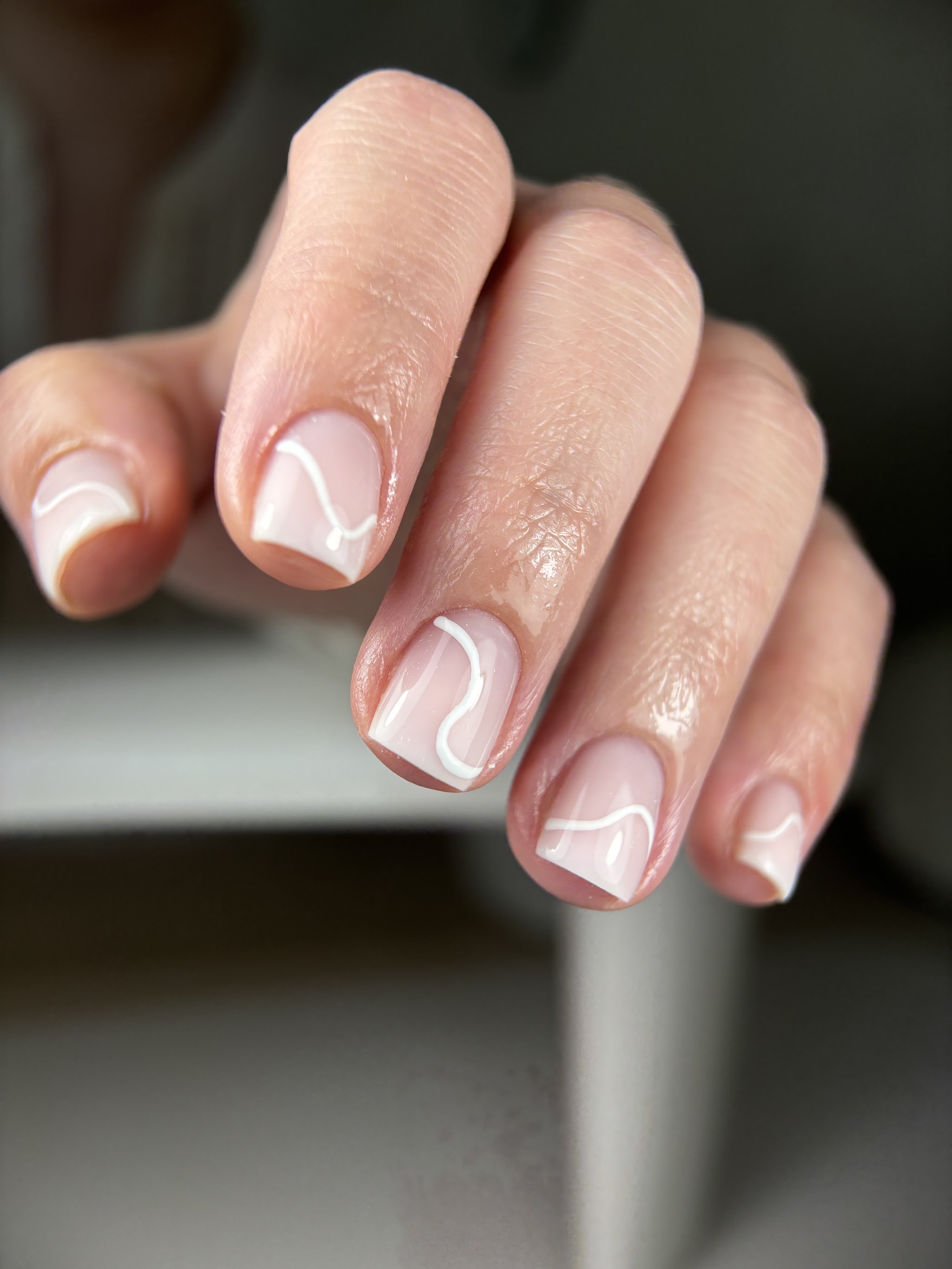 Korte naturelle nagels met witte golvende lijntjes