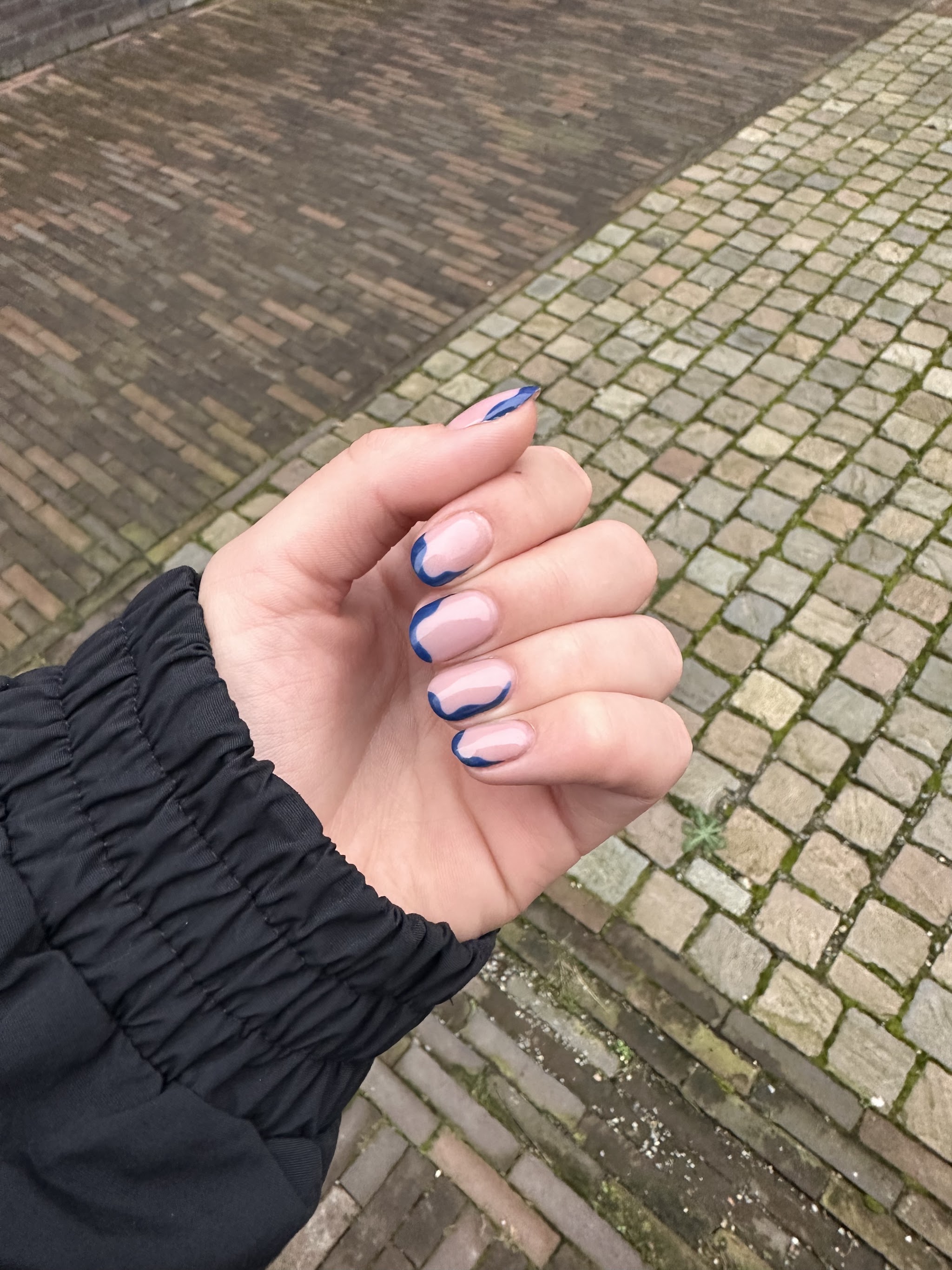 Naturelle nagels met een navy French tip
